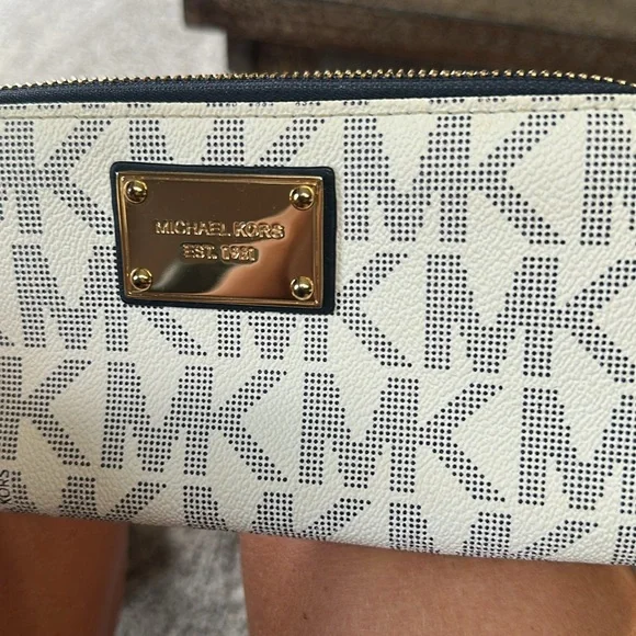 Michael Kors White and Blue wallet - Picture 5 of 5